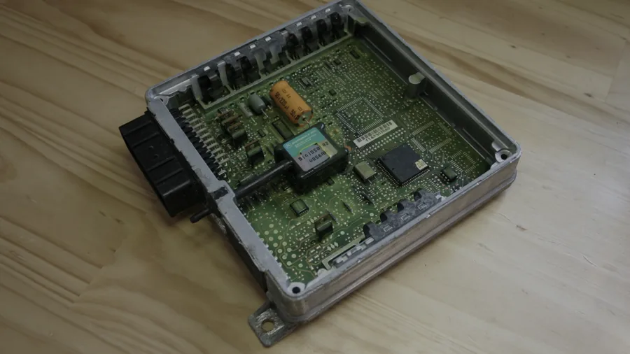 Auton elektroninen ohjainlaite